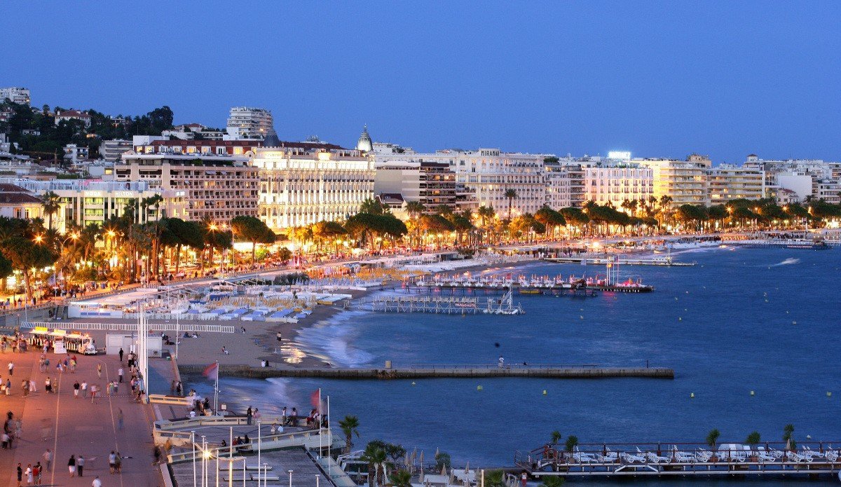 Super Cannes:  Ο Τζέιμς Μπάλαρντ μας ταξιδεύει στα σκοτάδια μιας πόλης που καταργεί το κοινωνικό συμβόλαιο