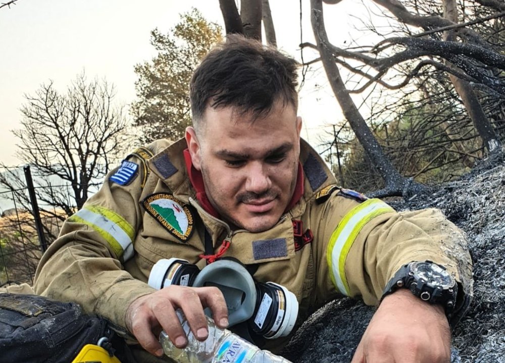 Άκης Μπαρδάκης: Ο πυροσβέστης από την Αχαΐα που έδωσε νερό σε μια χελώνα