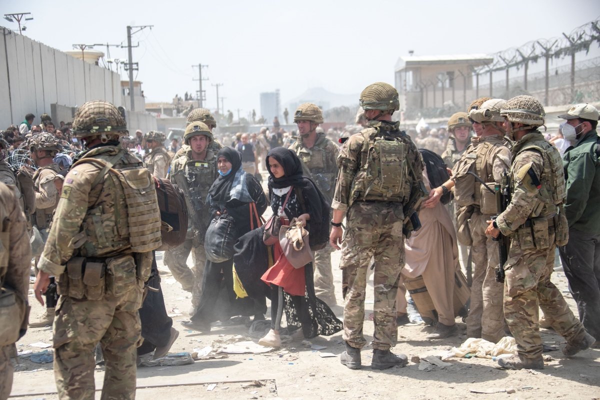Πρώην διπλωμάτης περιγράφει το χάος στην εκκένωση της Καμπούλ: «Άφησαν να πεθάνουν στα χέρια των Ταλιμπάν»