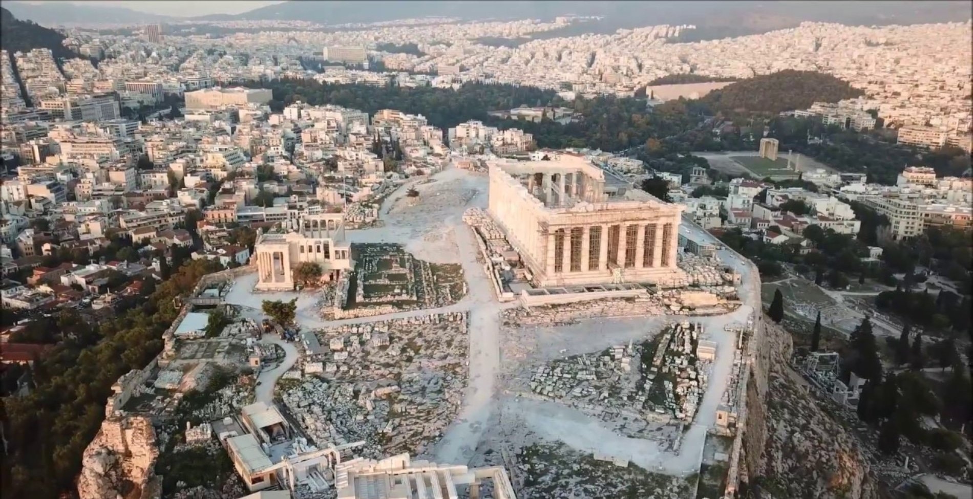 «Βρήκα πάρκινγκ»: Όλα τα ανούσια κλισέ που λέει όποιος μένει Αθήνα τον Αύγουστο