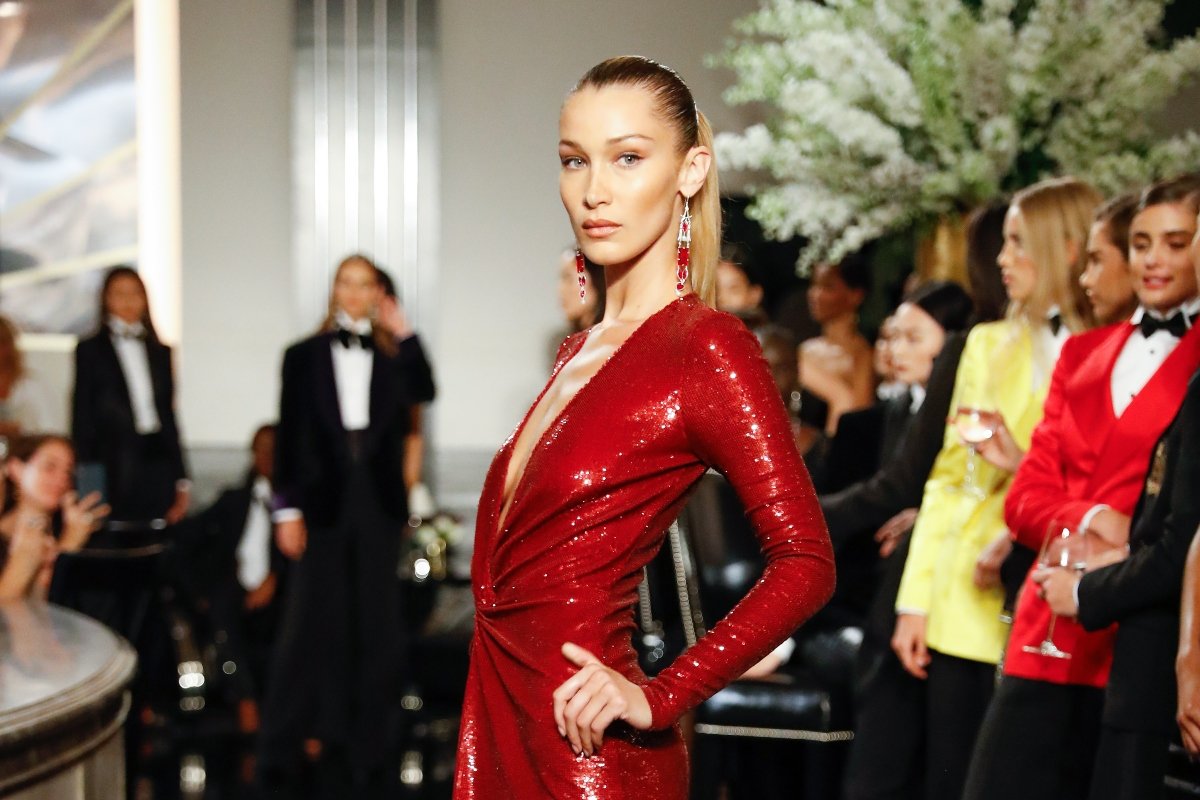 Bella Hadid: Η άκρως τολμηρή εμφάνισή της δια χειρός Ελληνίδας σχεδιάστριας