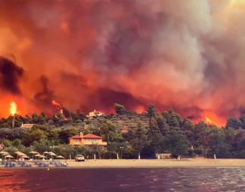 Φωτιά στην Εύβοια: Στο γήπεδο Χαλκιά-Αναστασιάδη θα μείνουν οι πυρόπληκτοι πολίτες