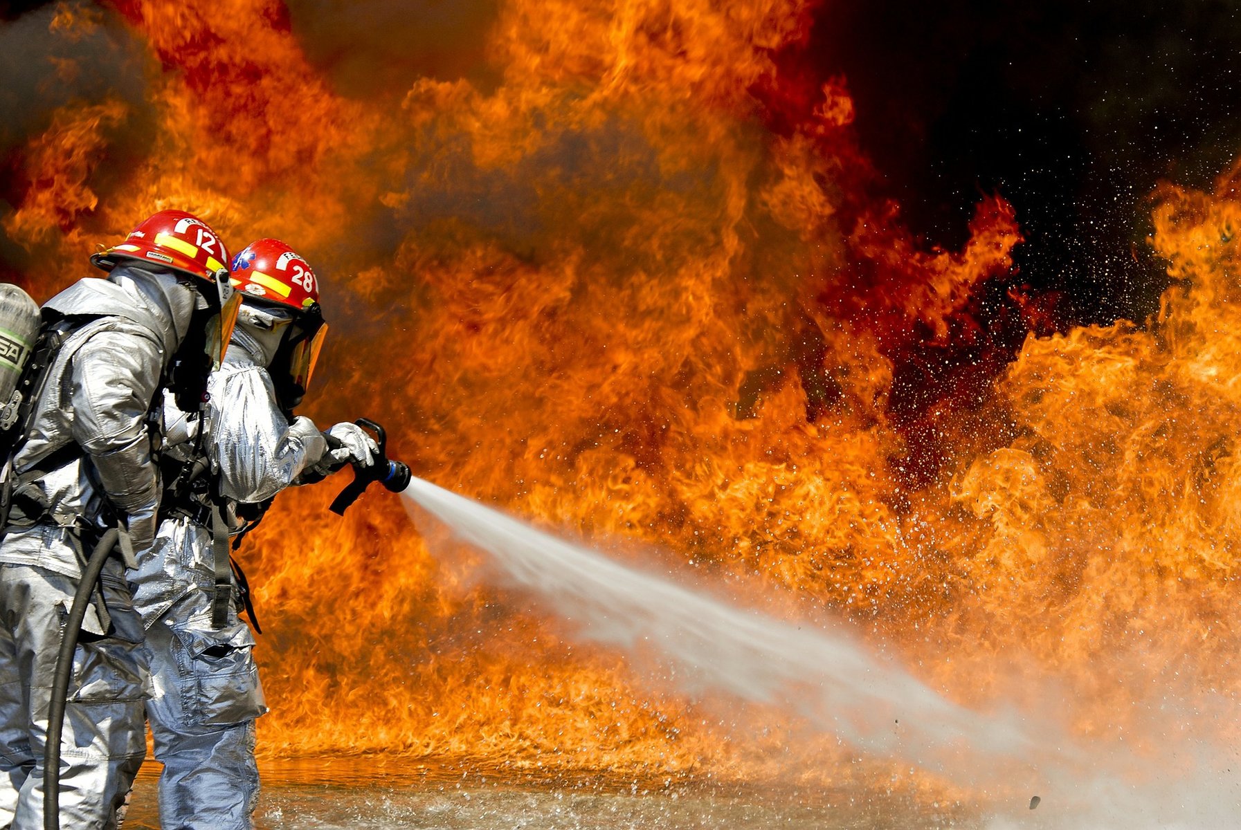 Πυρκαγιά στη Βαρυμπόμπη: Εκκενώνονται και οι Θρακομακεδόνες
