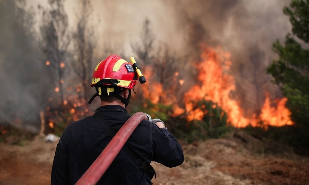 Φωτιά στην Πεντέλη: Βίντεο-ντοκουμέντο δείχνει μαυροφορεμένο εμπρηστή στην Παλλήνη