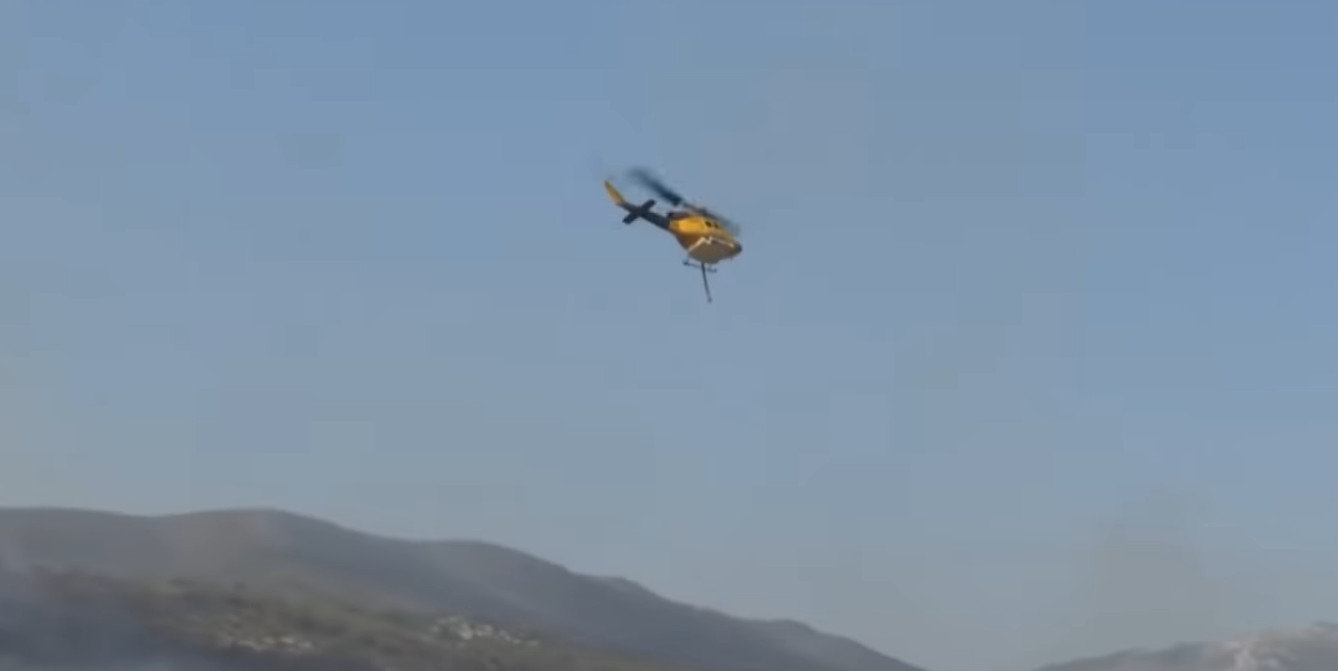 Φωτιά στα Βίλια: Βίντεο δείχνει στρόβιλο να πετάει κορμό δέντρου στους πυροσβέστες