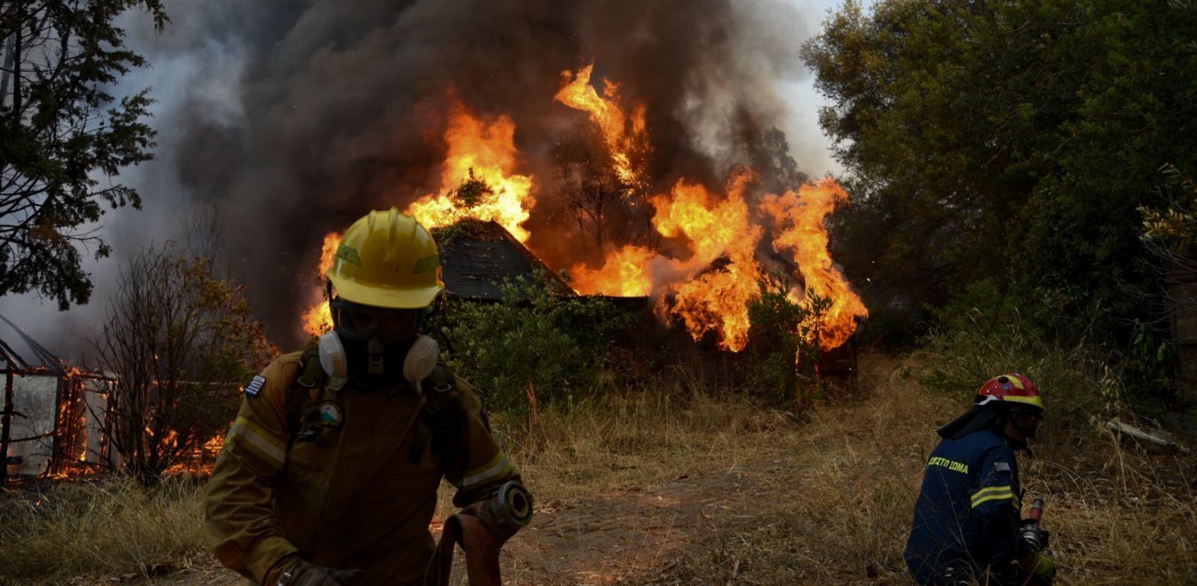 Φωτιά στην Αχαΐα: Καλύτερη η κατάσταση – Καίγεται δασική έκταση και δεν απειλούνται σπίτια