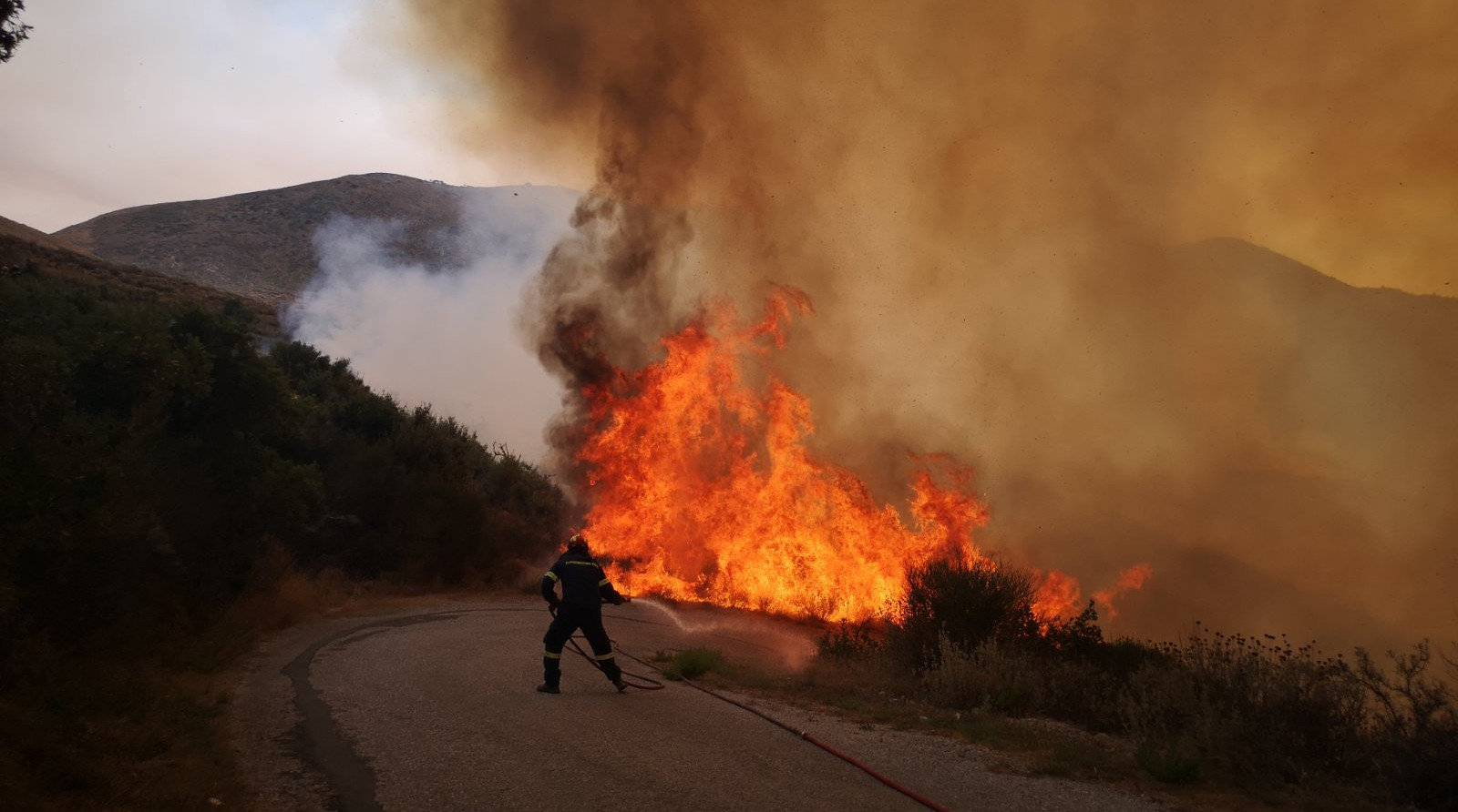 Μάχη με τις φλόγες για τέταρτη ημέρα: Συνεχείς αναζωπυρώσεις σε Δυτική Αττική, Ρόδο, Λακωνία – Ξανά στο συντονιστικό της Πυροσβεστικής ο Μητσοτάκης