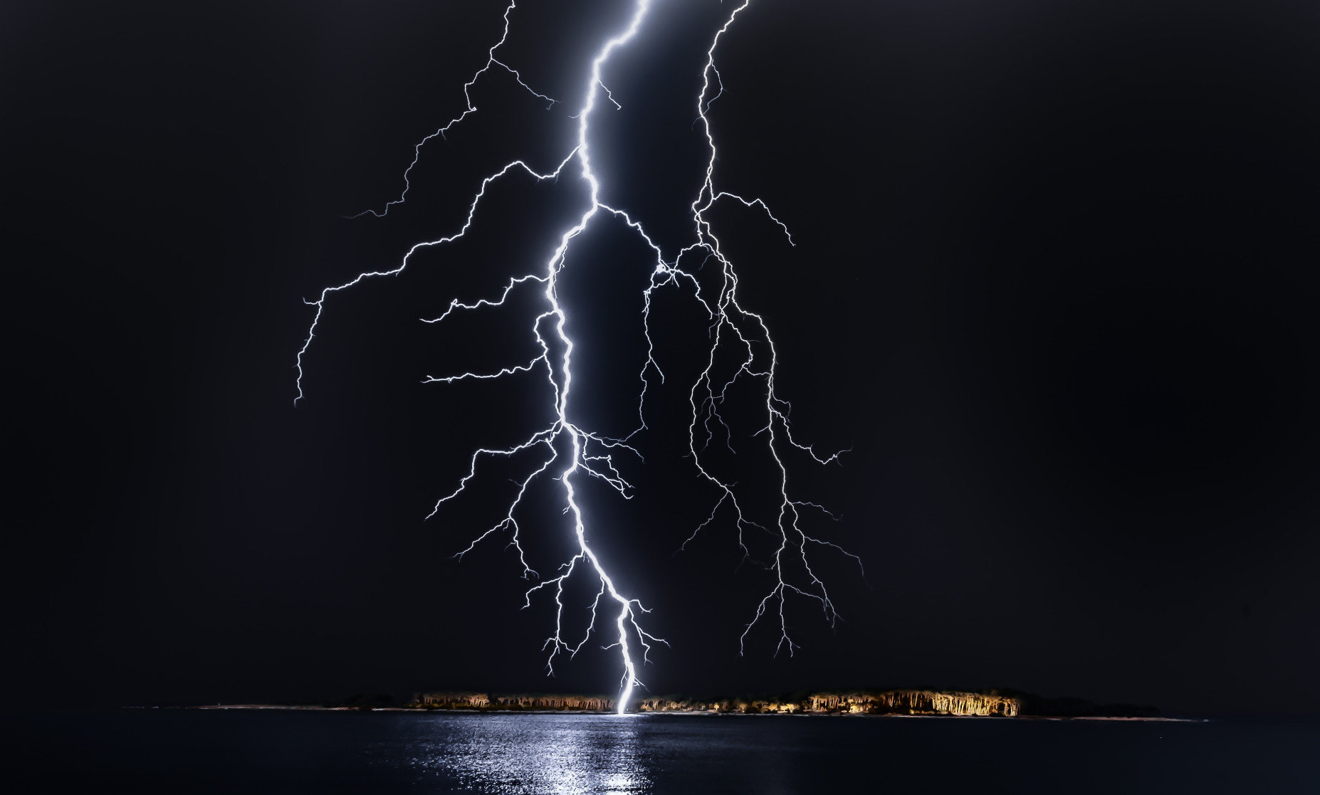 Οι κεραυνοί γύρω από τον Βόρειο Πόλο διπλασιάστηκαν το 2021 – Ακόμα μια απόδειξη ότι ο πλανήτης αλλάζει