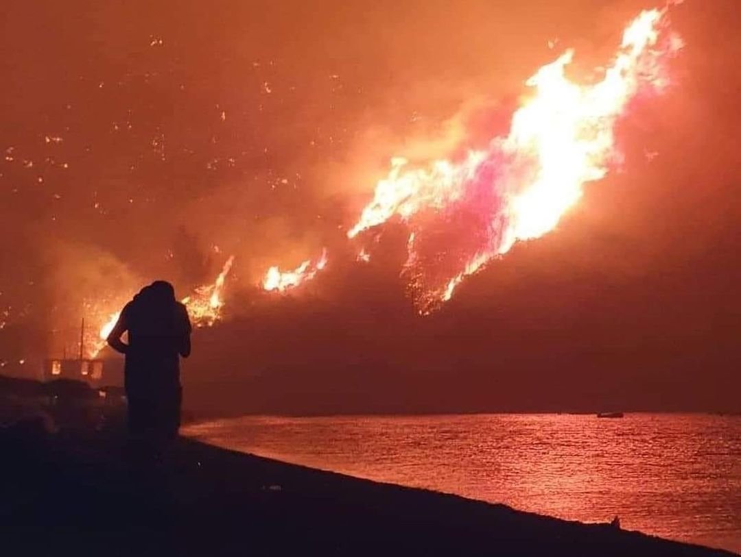 Δραματική η κατάσταση στην Εύβοια – Η φωτιά επέστρεψε εκεί που ήδη είχε κάψει
