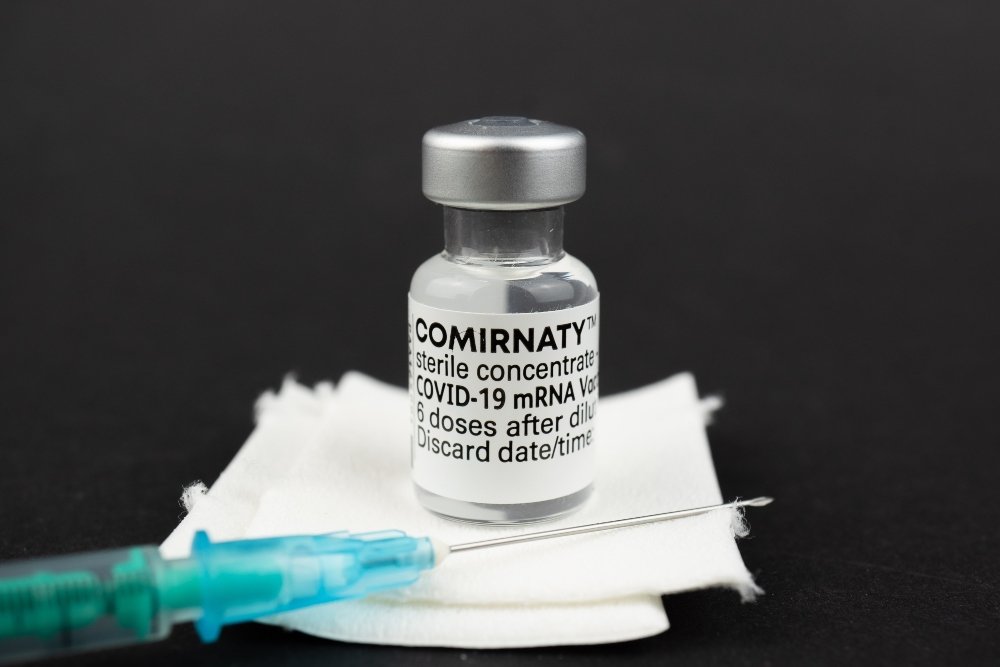 Οι ΗΠΑ δίνουν πλήρη έγκριση στο εμβόλιο της Pfizer – Παύει πια να θεωρείται «πειραματικό»