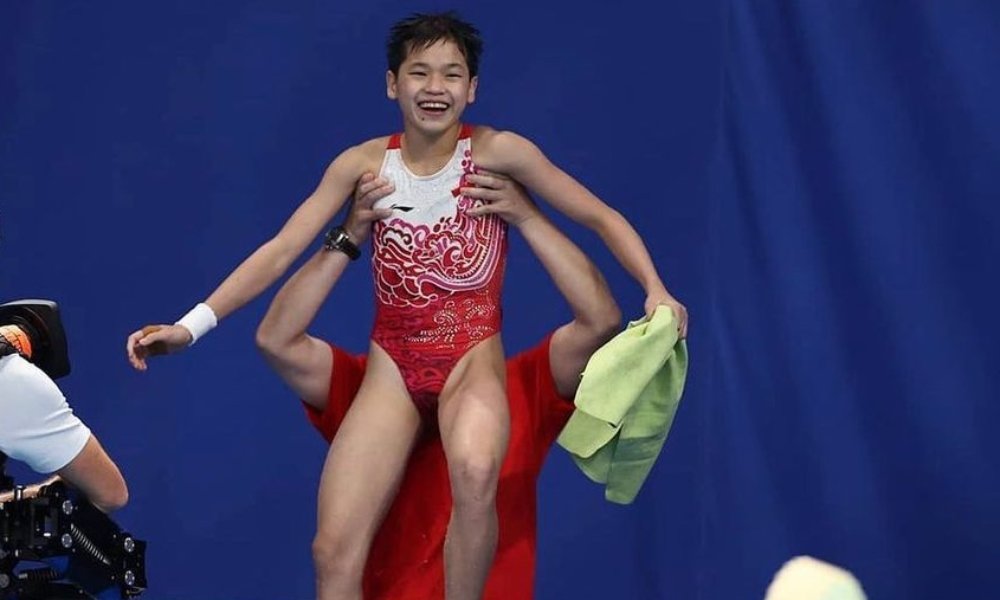 Quan Hongchan: Η 14χρονη Ολυμπιονίκης που αγωνίζεται για να θεραπεύσει την άρρωστη μητέρα της