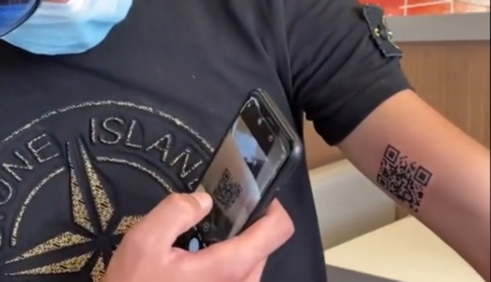 Ιταλός κάνει τατουάζ το πιστοποιητικό εμβολιασμού του και τριγκάρει τους αρνητές