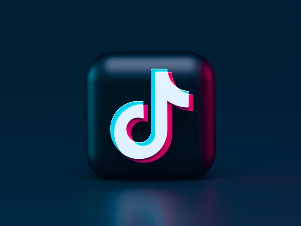 TikTok ή αλλιώς τα «Παρατράγουδα» των social: Εκεί όπου τρολς έχουν περισσότερη απήχηση από μοντέλα