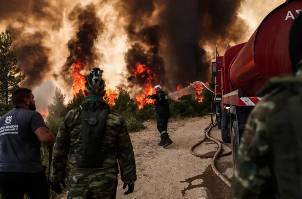 Φλέγεται ο φυσικός πνεύμονας της Αττικής: Ανεξέλεγκτο είναι το μέτωπο της πυρκαγιάς – Πλησιάζει το Κρυονέρι