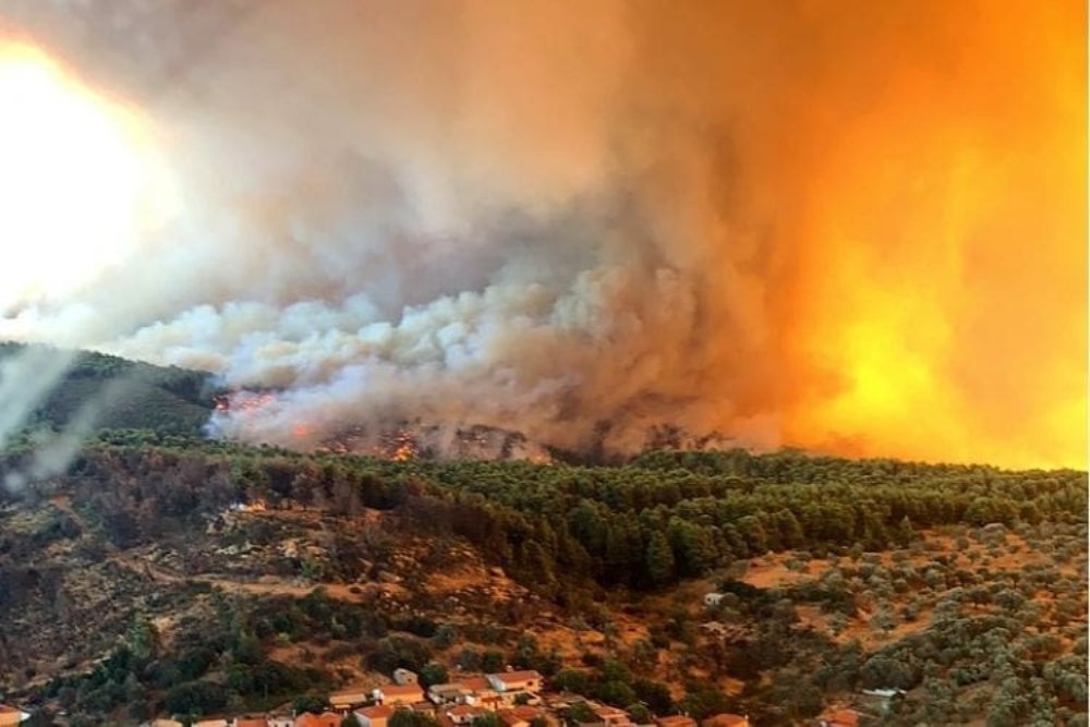 Φωτιά στη Βαρυμπόμπη: Καίει στα πρώην βασιλικά κτήματα-Εκκενώνεται η Ιπποκράτειος Πολιτεία