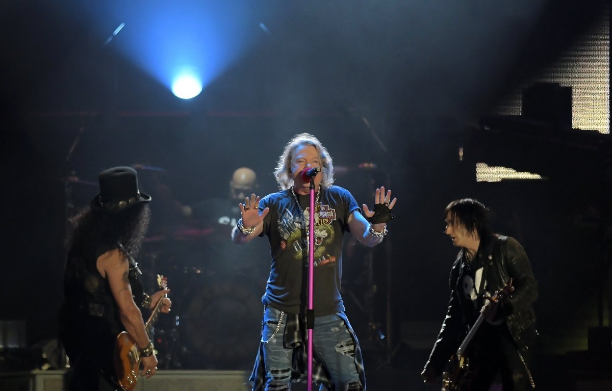 Η πιο επεισοδιακή συναυλία των Guns N’ Roses που έμεινε στην ιστορία: Όλα ξεκίνησαν όταν ο Axl χύμηξε σε θεατή επειδή τον τραβούσε βίντεο