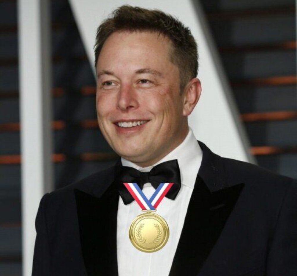 Elon Musk: Γίνεται ο πλουσιότερος άνδρας στον κόσμο και στέλνει ένα ασημένιο μετάλλιο στον Jeff Bezos