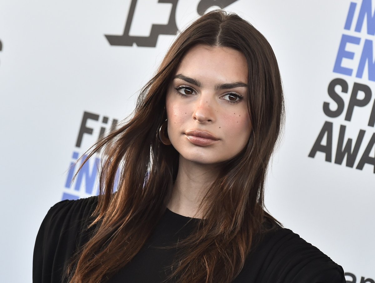 Emily Ratajkowski: Στο δρόμο που χάραξε η Julia Fox – Βγήκε βόλτα με τον σκύλο της φορώντας μαύρα εσώρουχα