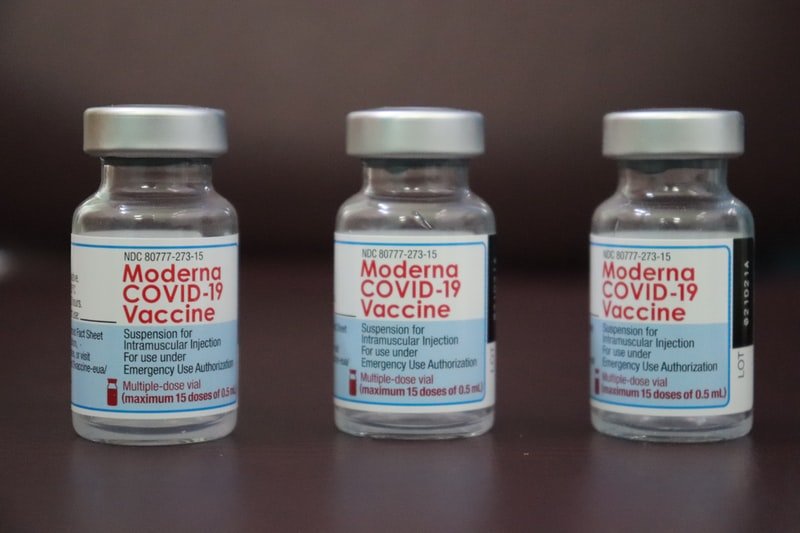 Pfizer και Moderna: Η προστασία των εμβολίων για τον κορωνοϊό εξασθενεί με τον χρόνο – Προτείνουν τρίτη δόση