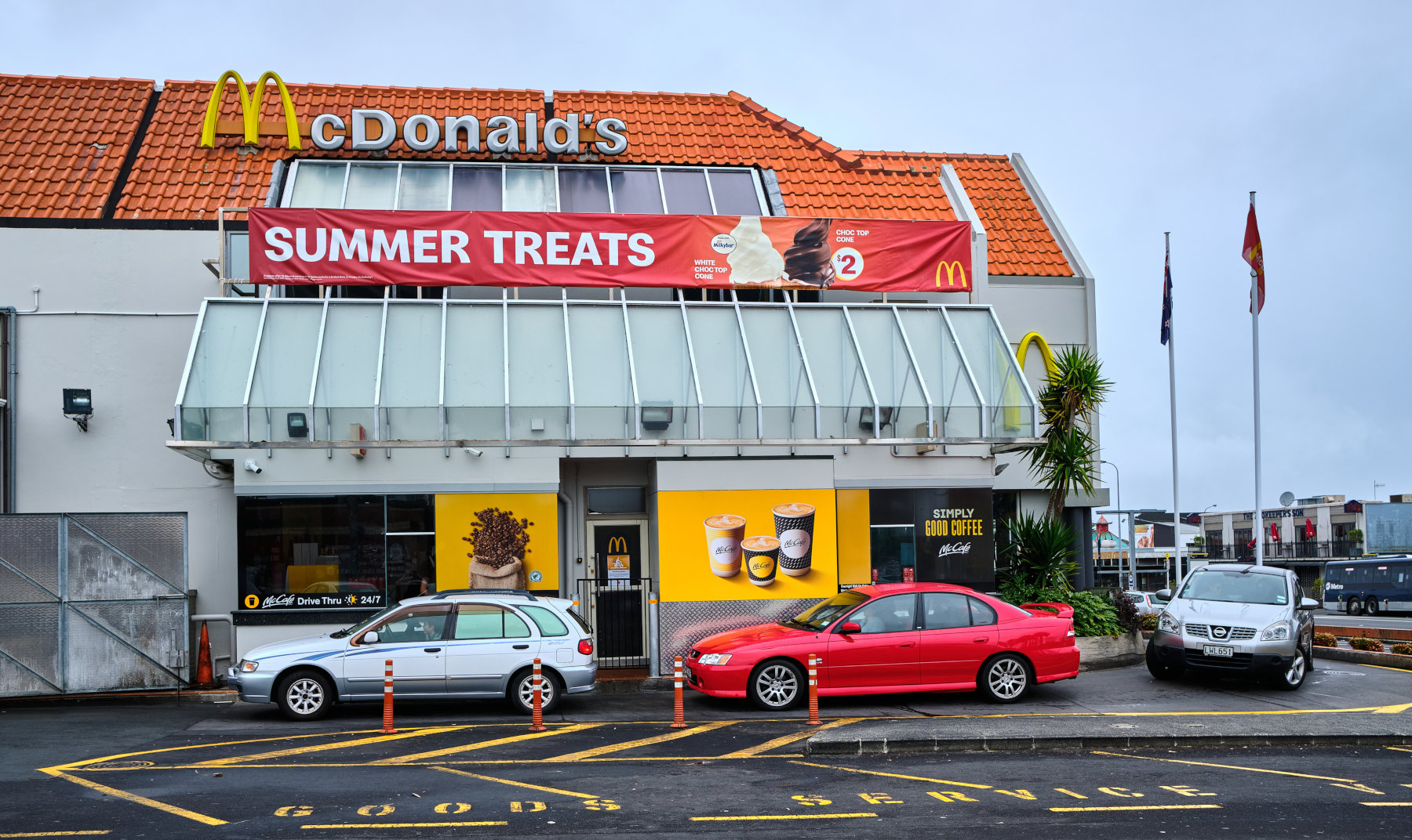 Fast food κι εμβόλιο στη Νέα Ζηλανδία: «1 cheese, μία πατάτες, μια μεγάλη κοακόλα και μια δόση Pfizer»
