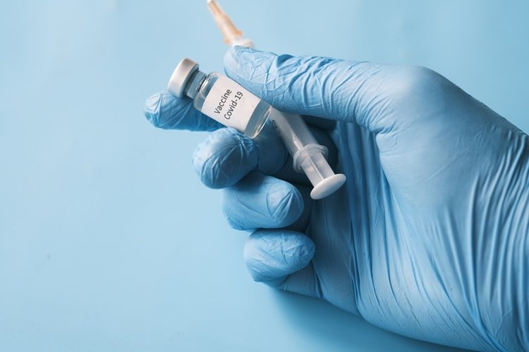 Θεμιστοκλέους: Μη υποχρεωτική η τρίτη δόση του εμβολίου – Ποιους θα αφορά