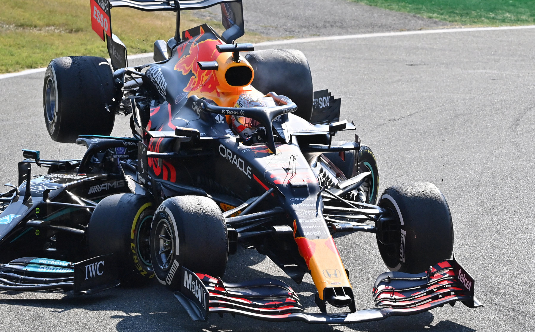 Red Bull V. Mercedes: Η σύγκρουση Φερστάπεν-Χάμιλτον και η κόντρα δηλώσεων των δύο διεκδικητών του τίτλου στη F1