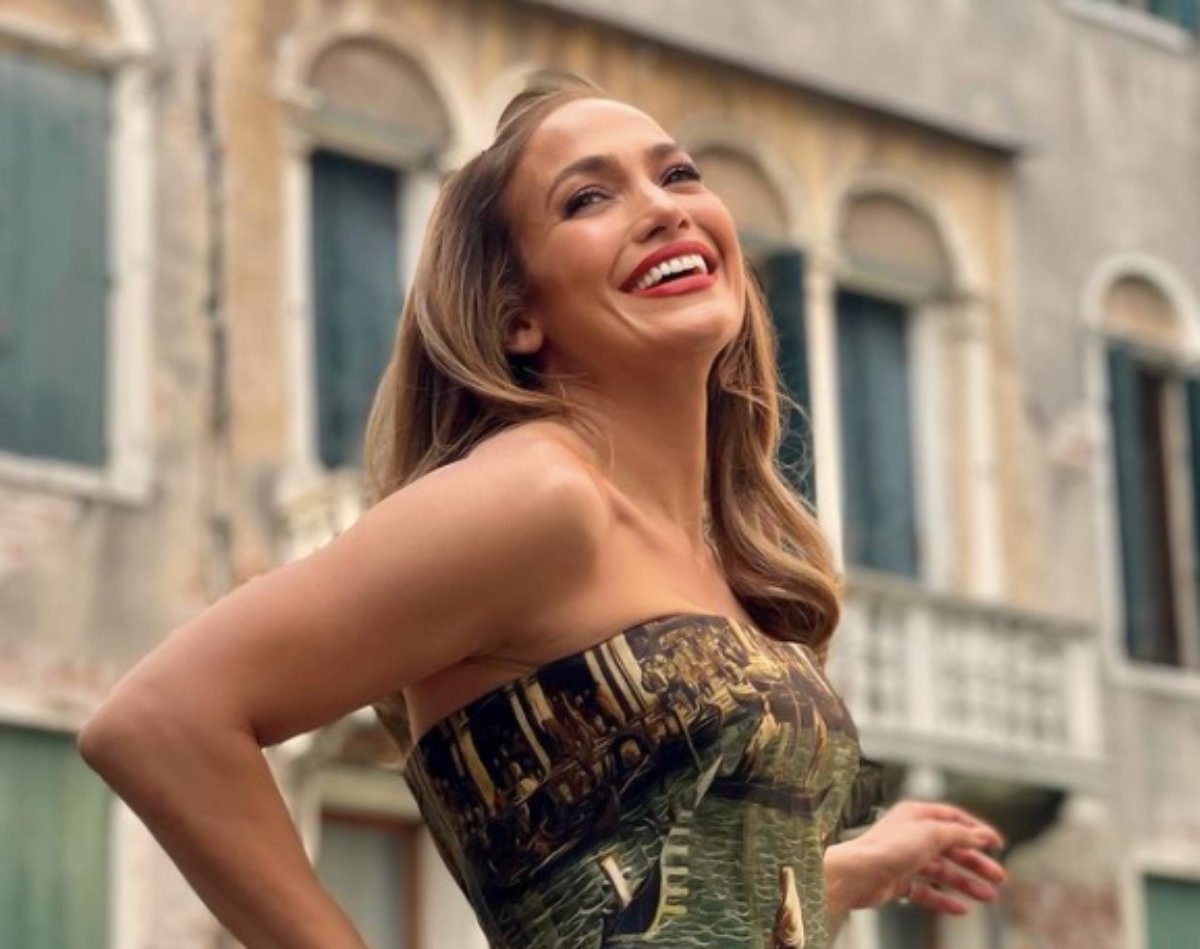 Jennifer Lopez: Φωτογραφήθηκε στα κανάλια της Βενετίας με εκθαμβωτική τουαλέτα