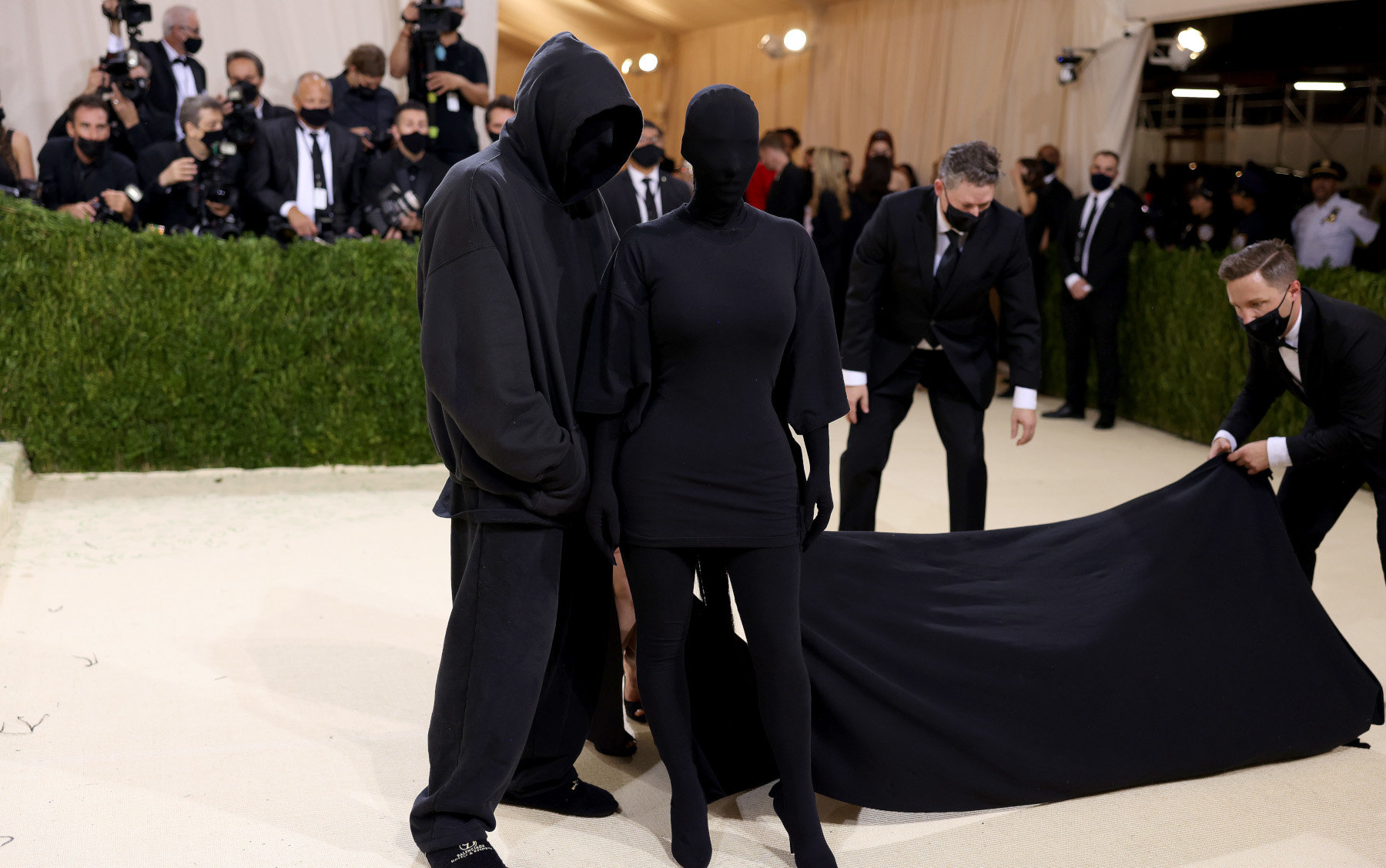 Met Gala: Η Kim Kardashian ντύθηκε «Kanye West» και συνοδευόταν από άντρα που μπορεί να ήταν ο ίδιος ο Kanye