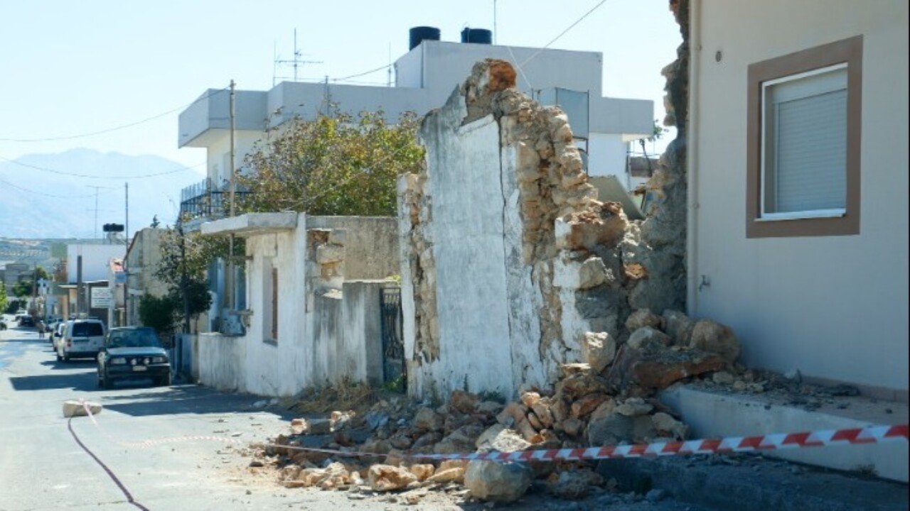 Σεισμός στην Κρήτη: Κατά 15 εκατοστά βυθίστηκε το Αρκαλοχώρι – Τι λέει ο Άκης Τσελέντης για το ρήγμα της Θήβας