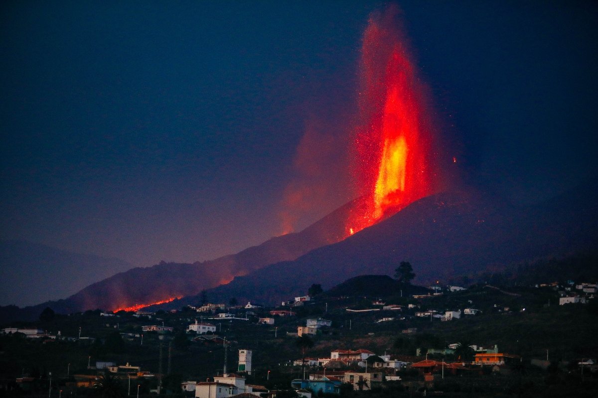 Ισπανία: Η λάβα του ηφαιστείου έφτασε στον ωκεανό – Ανησυχία από τους ειδικούς για τοξικά αέρια