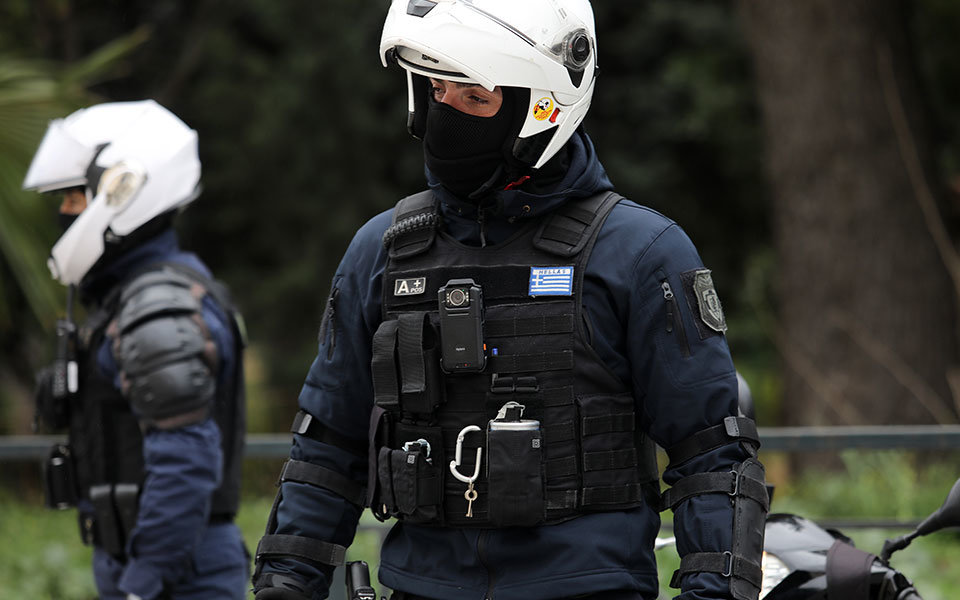Ληστεία με καλάσνικοφ στο κέντρο της Αθήνας: Οι δράστες άρπαξαν 13.000 ευρώ