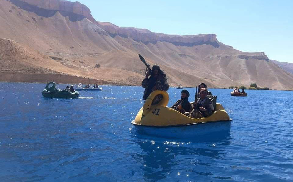 Ταλιμπάν όπως Αλίκη Βουγιουκλάκη: Επιπλέουν σε βάρκες-κύκνους με τα όπλα ανά χείρας