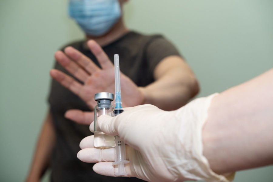 Δύσκολος χειμώνας έρχεται για τους ανεμβολίαστους – Σε ισχύ από Δευτέρα τα νέα μέτρα
