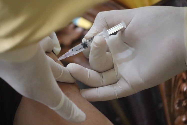 Ποιοι μπορεί να νοσήσουν και μετά τον εμβολιασμό – Γιατί κρίνεται αναγκαίος σύμφωνα με έρευνα