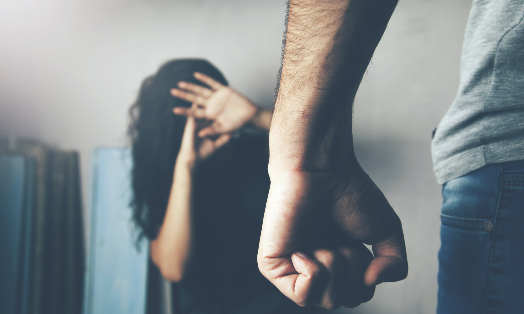 Εφιάλτης για 22χρονη στον Βόλο: Την κρατούσε έγκλειστη μαζί με το 2 ετών παιδί τους – Την κακοποιούσε καθημερινά και προσπάθησε να τη στραγγαλίσει