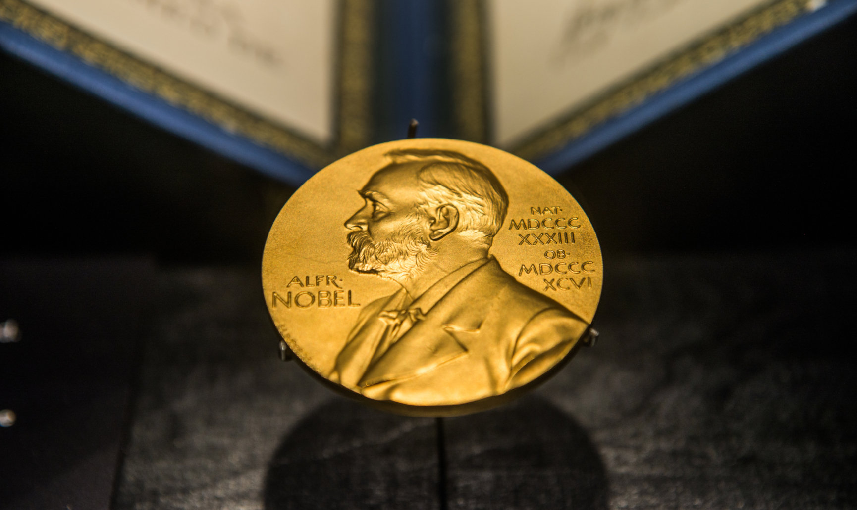 Bραβείο Νόμπελ φυσικής για μικροσκοπικούς παλμούς φωτός που καταγράφουν αλλαγές στα άτομα
