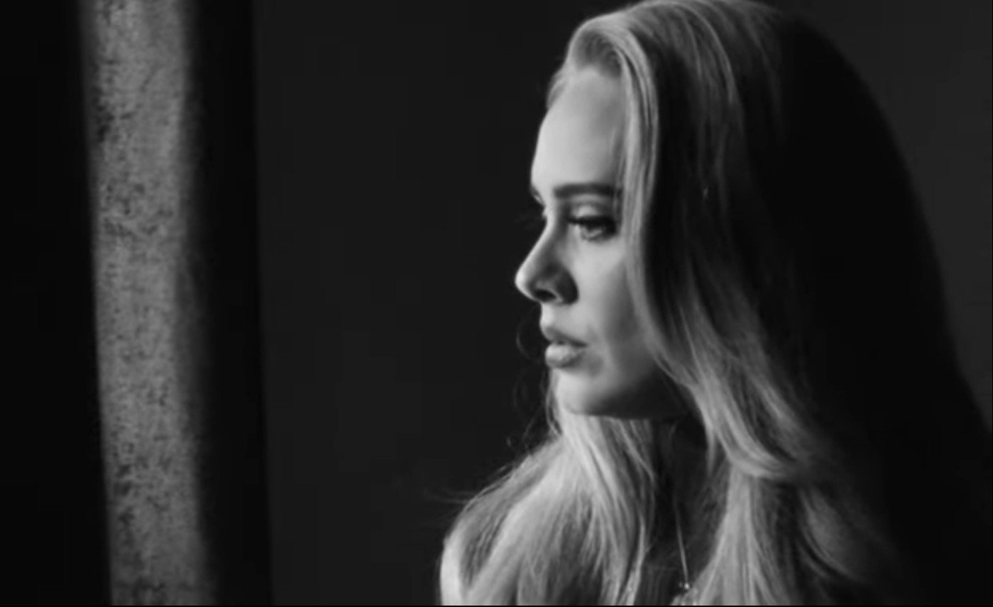 Adele: Πρώτο ρεκόρ μετά από έξι χρόνια απουσίας – Στην κορυφή το νέο της τραγούδι στη Βρετανία