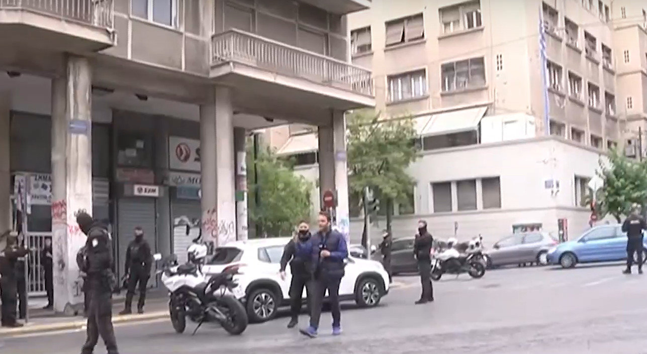 Πυροβολισμοί στο κέντρο της Αθήνας μετά από καταδίωξη αυτοκινήτου από την ΔΙΑΣ