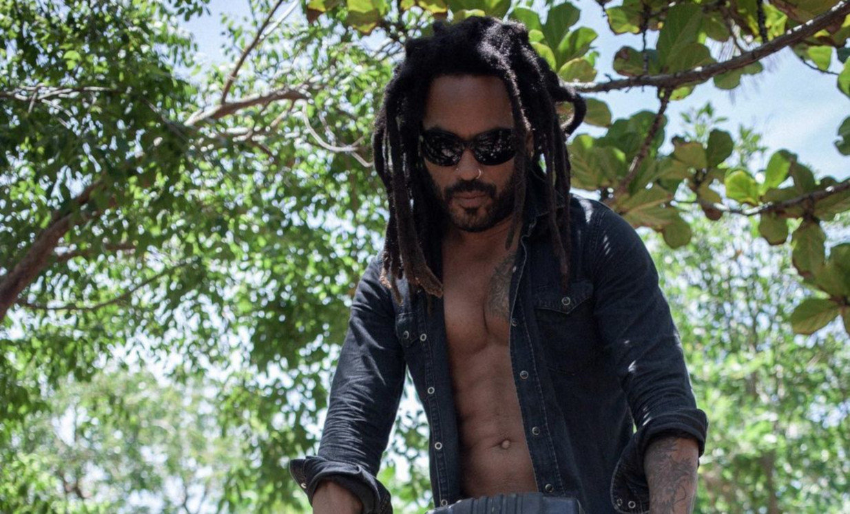 Lenny Kravitz: Στα 57 του έχει six pack και βάζει κάτω μέχρι και τον «γαμπρό» Channing Tatum