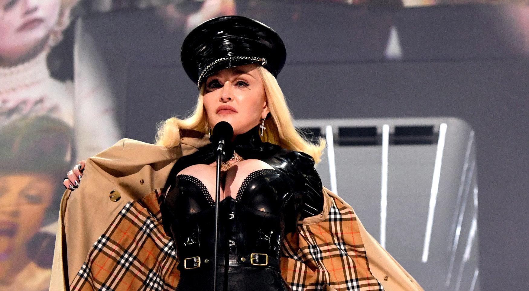 Madonna όπως Kim ή όπως Marilyn: Γυμνή στο κρεβάτι με διχτυωτό καλσόν και γόβες