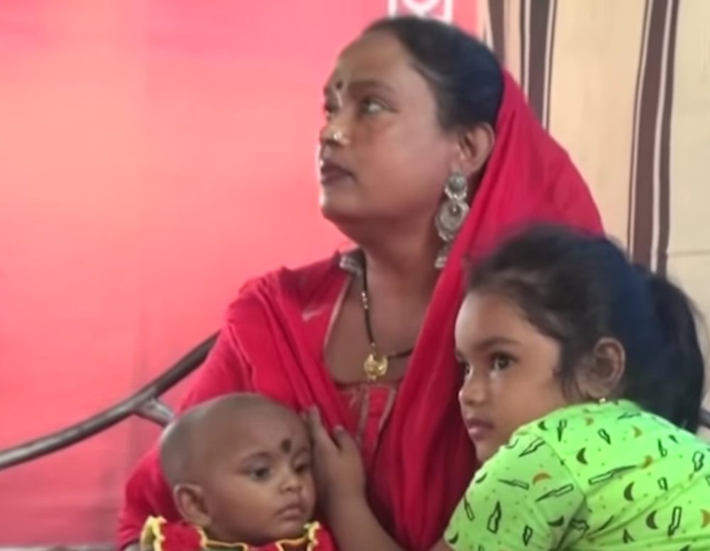 Manisha: Η Ινδή transgender που υιοθέτησε 8 εγκαταλελειμμένα παιδιά για να έχουν μια καλύτερη ζωή από τη δική της
