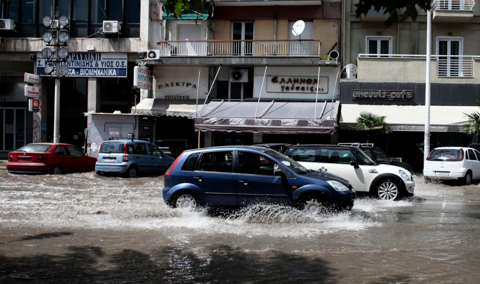 Κακοκαιρία «Μπάλλος»: Πάνω από 1.400 κλήσεις στην Πυροσβεστική – Προβλήματα σε Ιόνιο, Εύβοια, Κρήτη