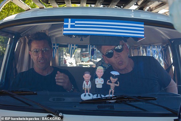 Gordon Ramsay: «Το ζει» στην Αθήνα με σουβλάκι και κοκτέιλ ελληνικής σαλάτας