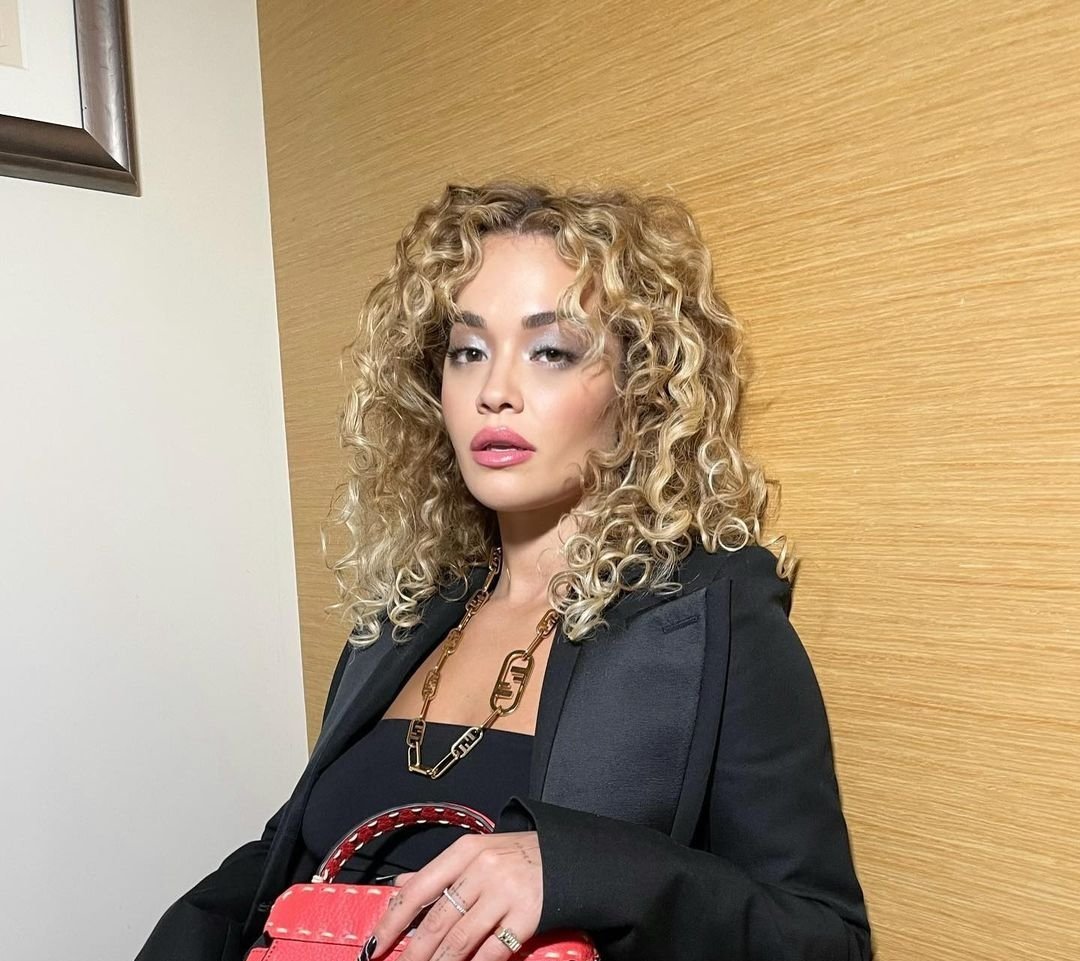 Rita Ora: Ποζάρει topless πάνω σε σκαμπό ενώ κάνει διακοπές στο Μαλιμπού