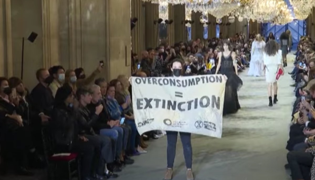 Louis Vuitton: Ακτιβιστές μπούκαραν στο show με πανό για το πρόβλημα της υπερκατανάλωσης