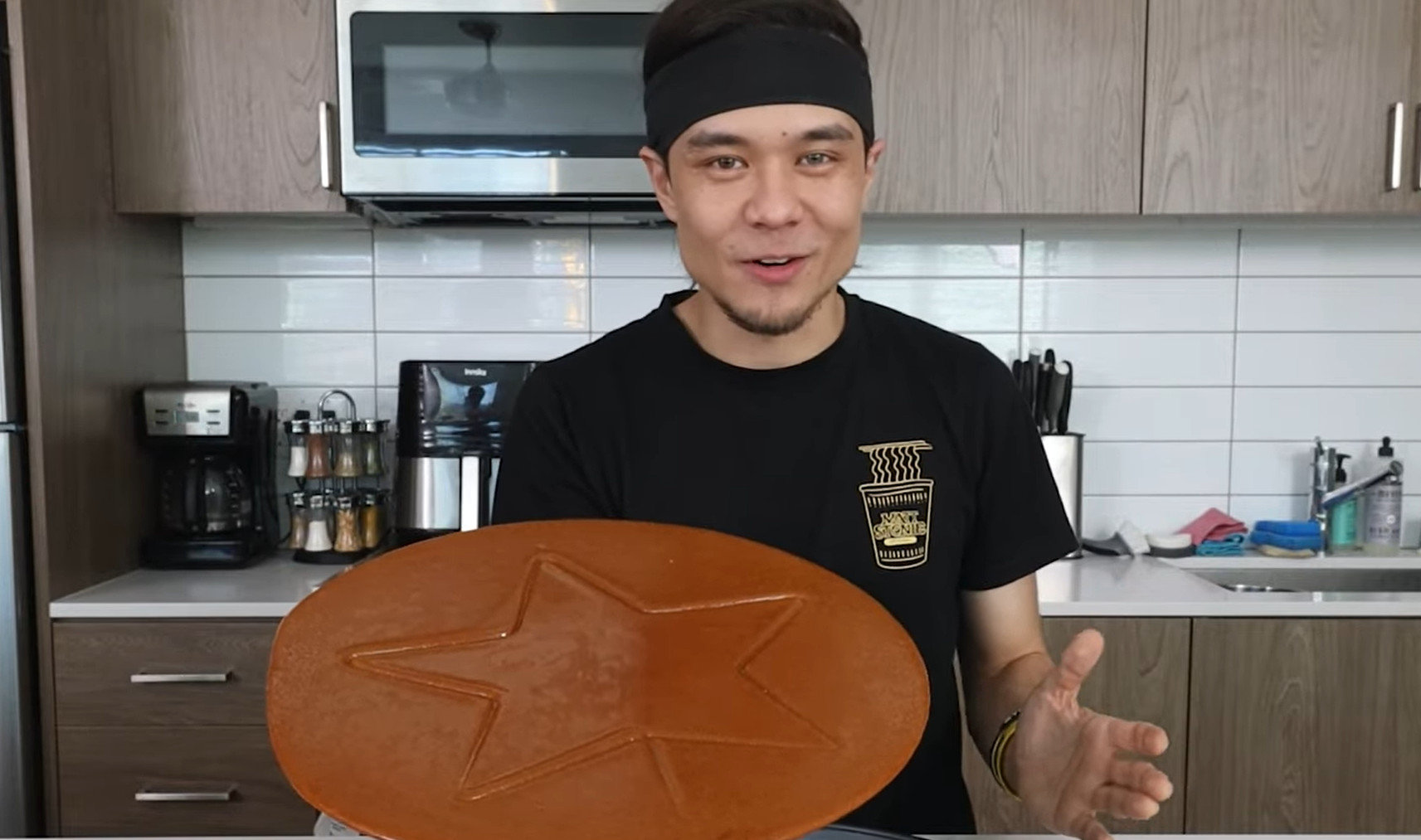 Youtuber έκανε το Squid Game Challenge με ένα τεράστιο dalgona μπισκότο