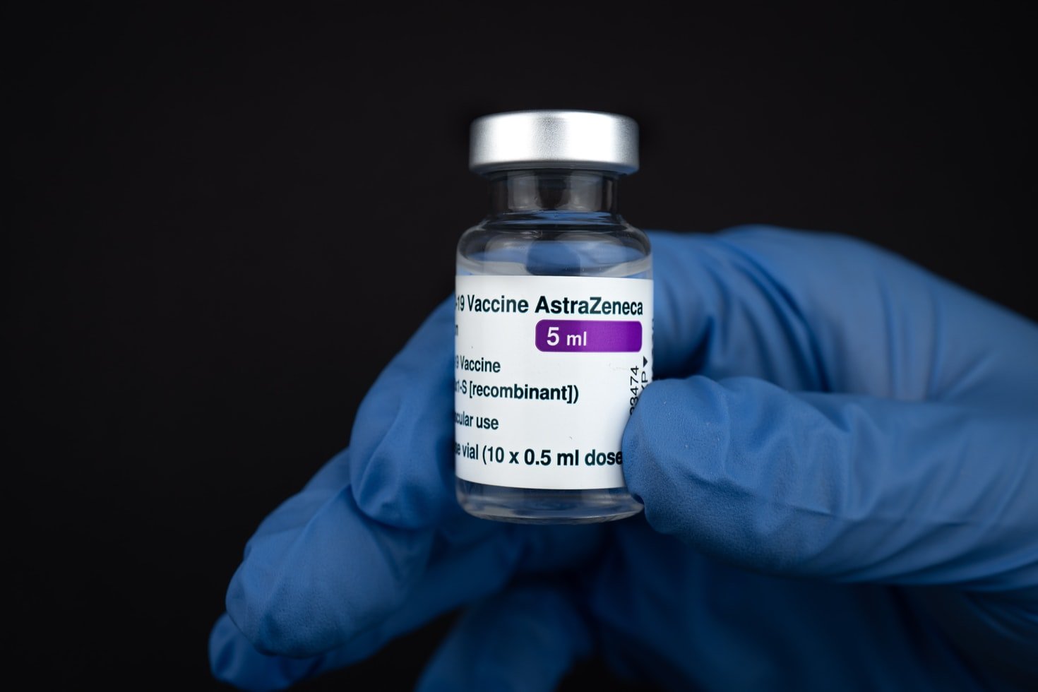 Η αντεπίθεση της AstraZeneca: Τι σημαίνουν οι λίγες νοσηλείες στη Βρετανία που χορηγεί το εμβόλιο