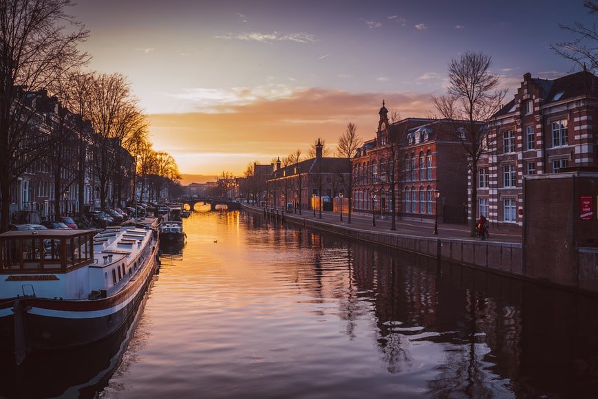 Το Άμστερνταμ θέλει εκλεπτυσμένο τουρισμό: Σκοπεύει να απαγορεύσει την είσοδο των τουριστών στα coffee shops