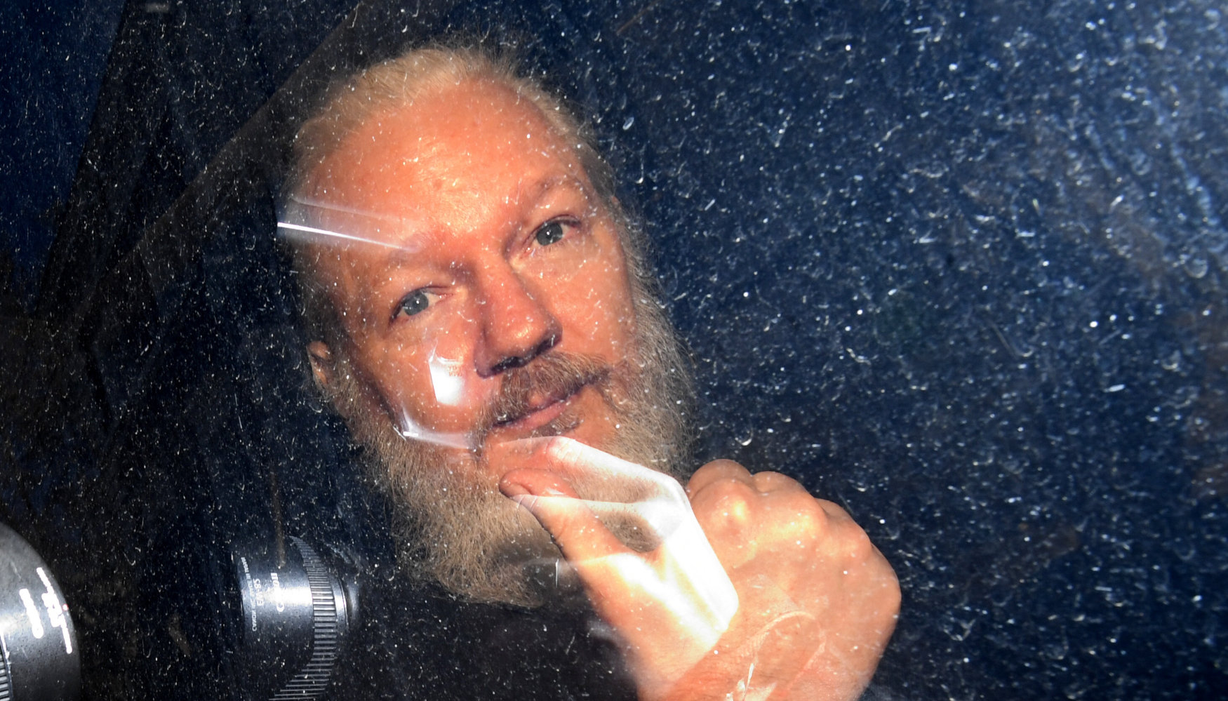 Julian Assange: Του δόθηκε άδεια να παντρευτεί στη φυλακή – Έχουν 2 γιους με τη σύντροφό του