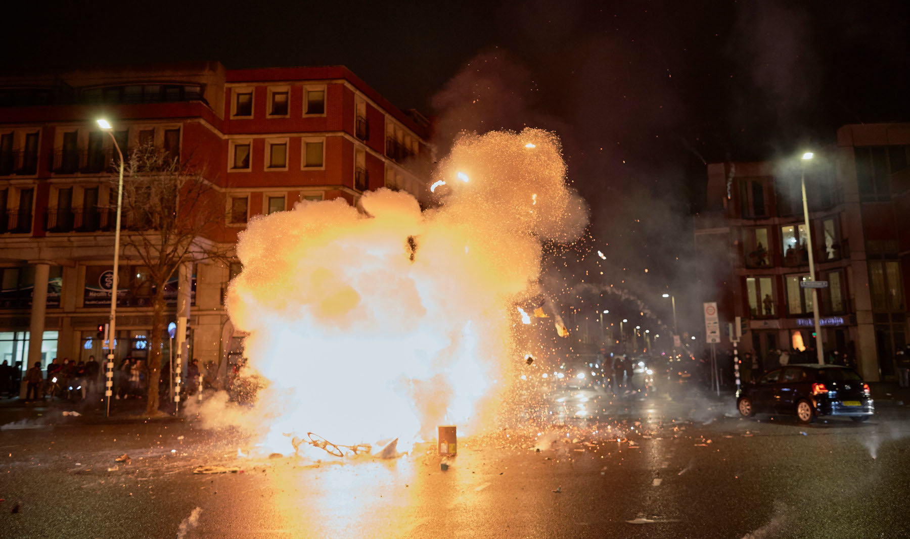 Η Ευρώπη στις φλόγες: Τα νέα lockdown προκαλούν διαμαρτυρίες – Χάος στην Ολλανδία με 5 αστυνομικούς τραυματίες